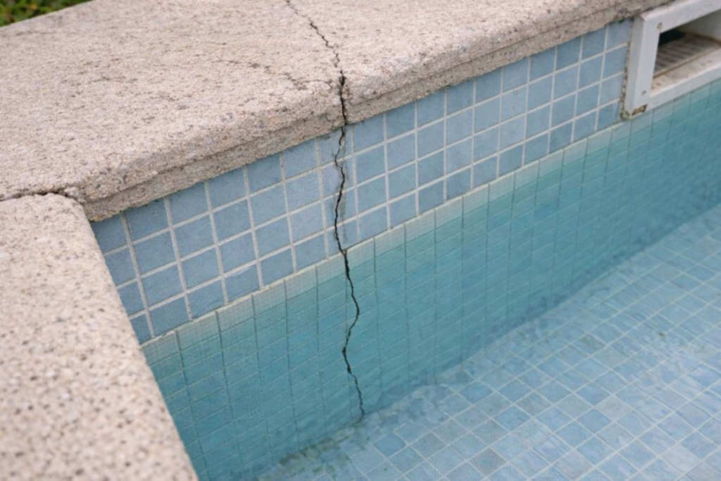 grieta en piscina que provoca fuga de agua en pared y coronación