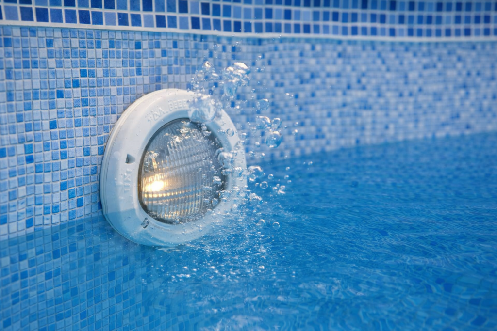 fuga en foco de piscina con burbujas de agua