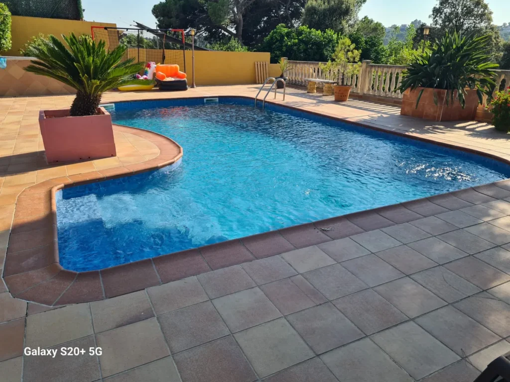 piscina con lamina armada renolit alkorplan terminada