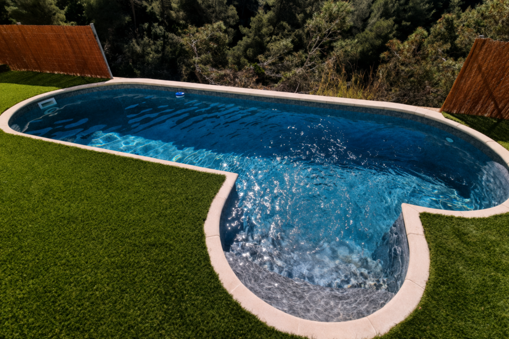 piscina de obra con revestimiento en buen estado vista general