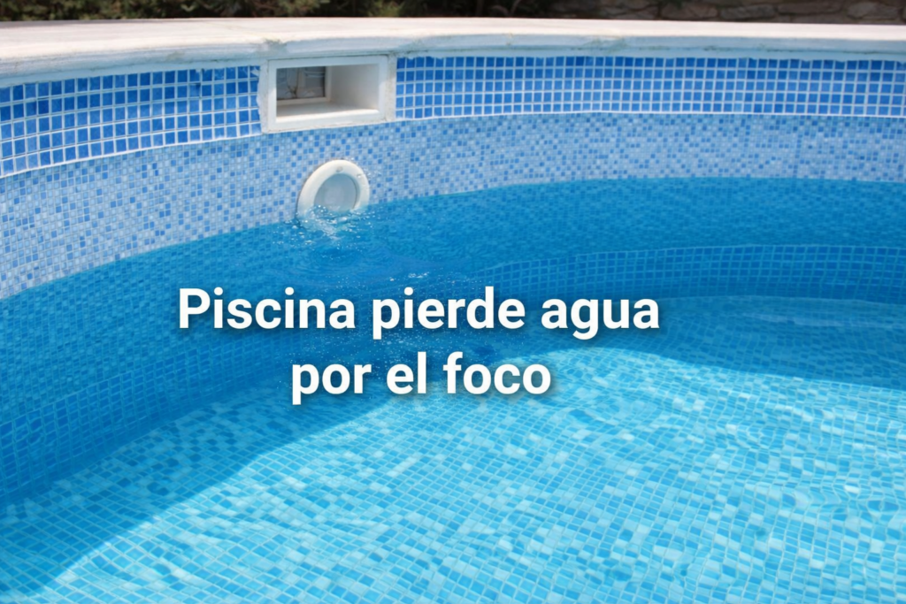 piscina pierde agua por el foco con fuga visible