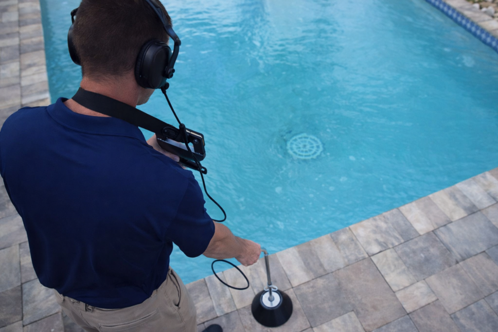 reparacion de fugas en piscinas por profesional revisando liner