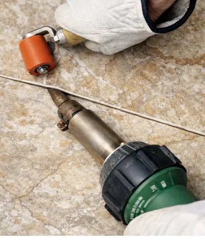 Soldadura de lámina armada Alkorplan Touch Sublime durante la reparación de una piscina que pierde agua