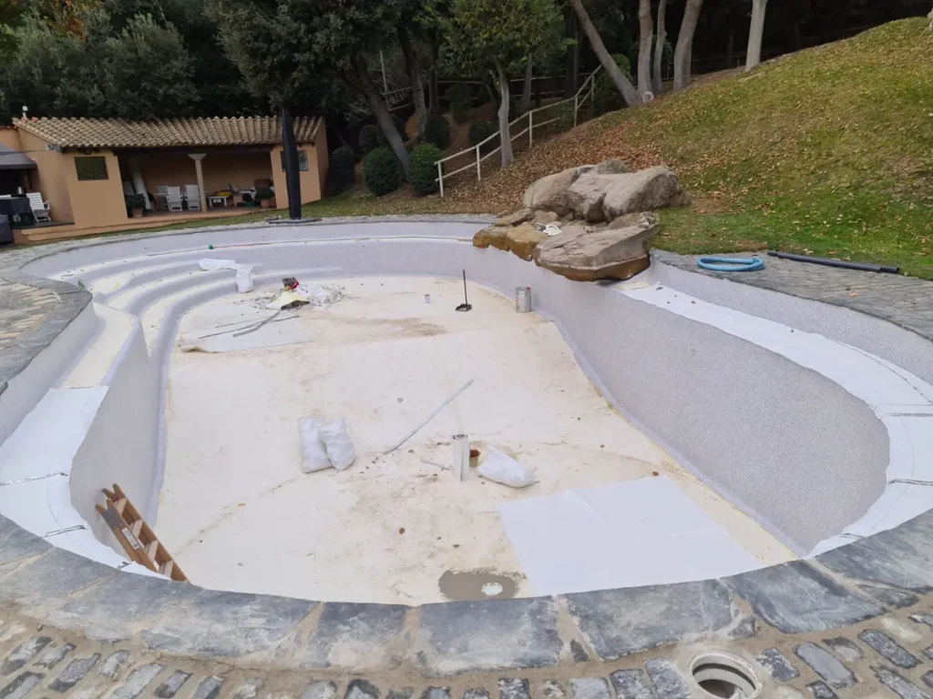 preparación de piscina antes de impermeabilizar con lámina armada