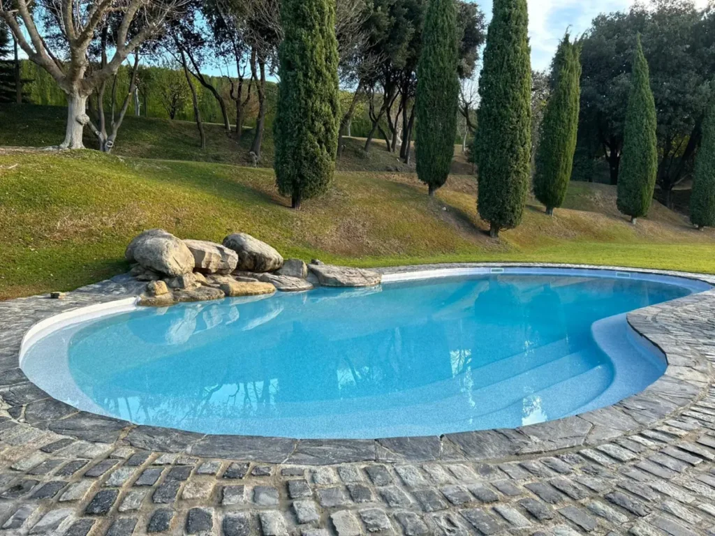 piscina impermeabilizada con lámina armada llena de agua acabado final