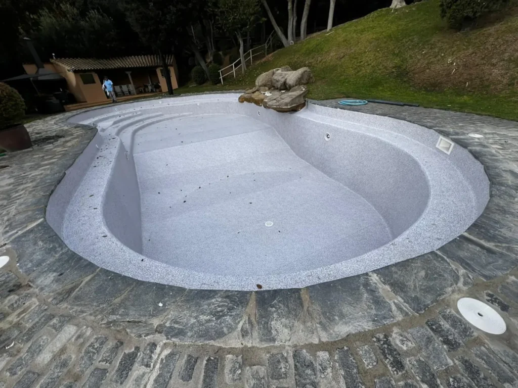 piscina impermeabilizada con lámina armada sin agua acabado final