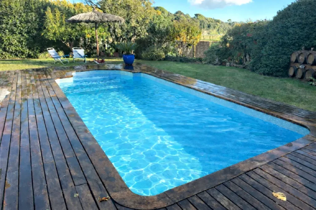 piscina con lámina armada llena de agua limpia resultado final reparación sin obra