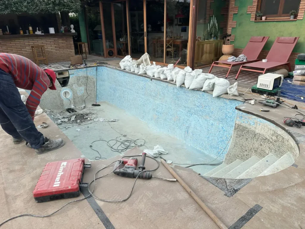 reparación de piscina sin obra proceso preparación vaso con herramientas