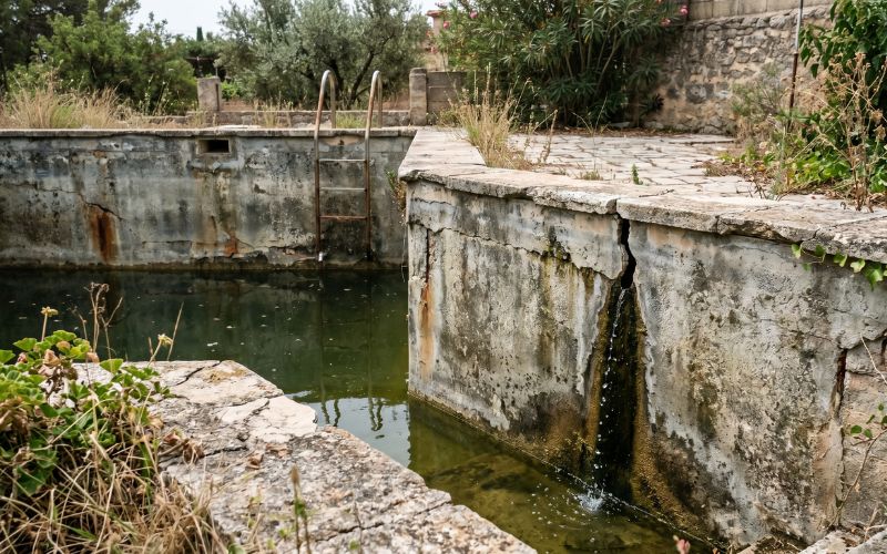 grietas en piscina de obra con posible fuga de agua