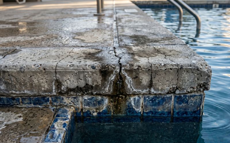 borde de piscina con desgaste y posible filtración
