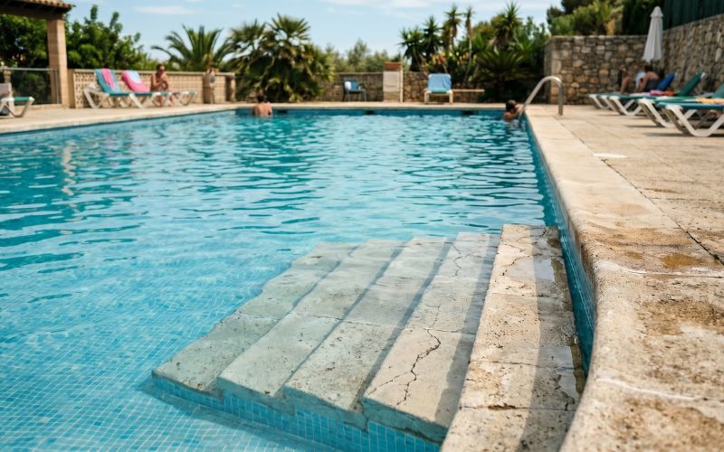escalera de piscina de obra con posible fuga y desgaste