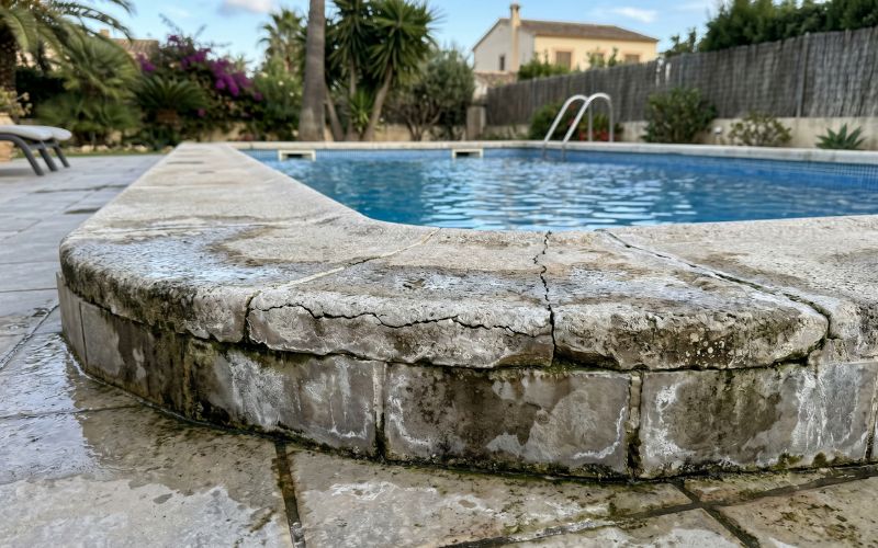fuga en borde de piscina con humedad y desgaste