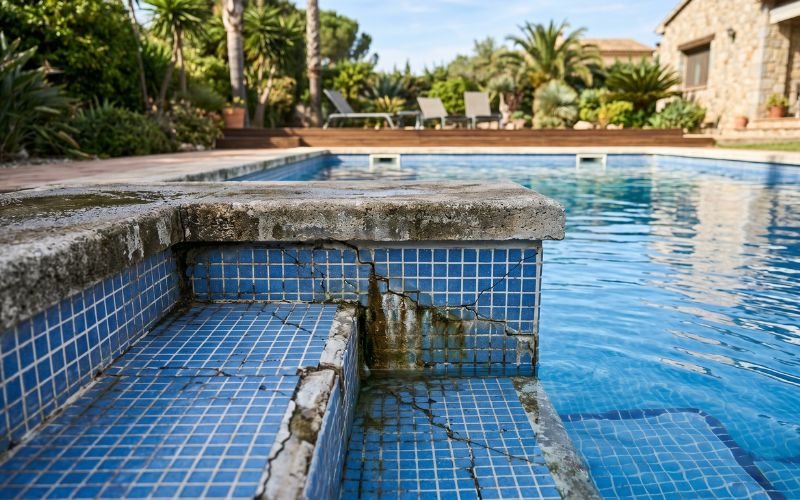 fuga en escalera de piscina de obra con desgaste y filtración