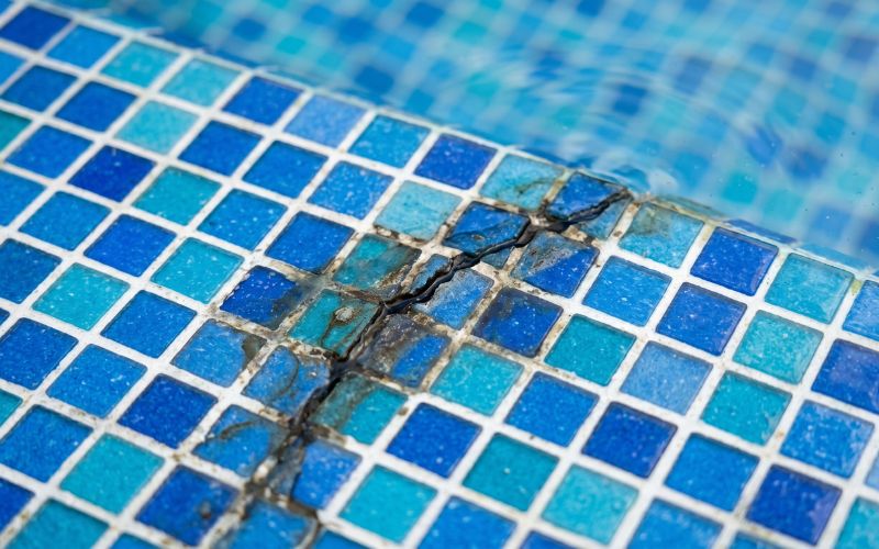 grieta en fondo de piscina relacionada con pérdida de agua