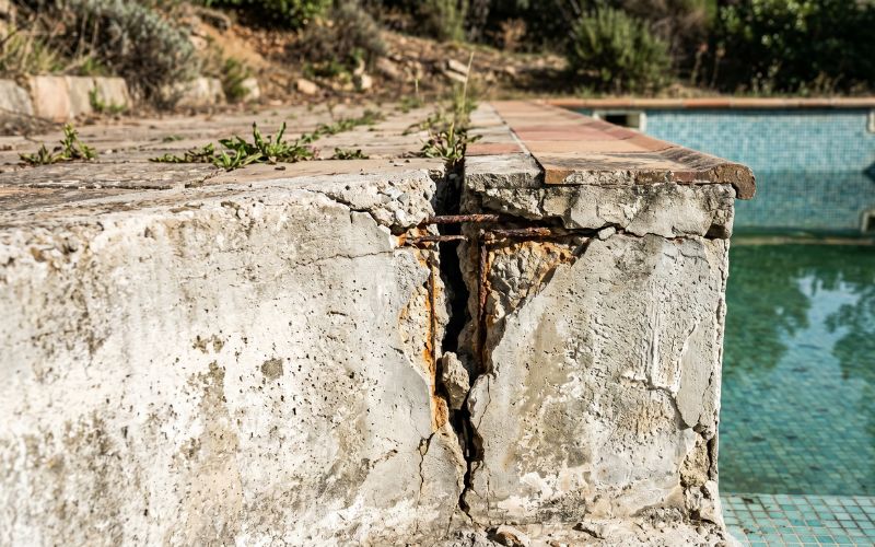grieta en piscina de hormigón provocada por movimientos estructurales