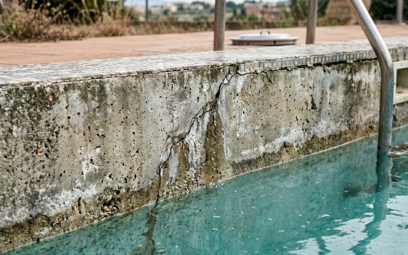 microfisura en piscina de hormigón con filtración