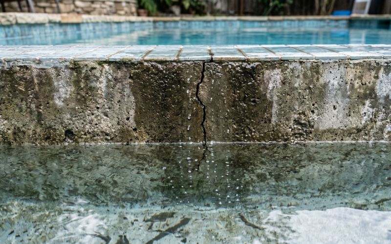microfisura en piscina de hormigón con humedad