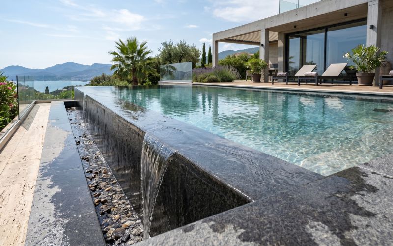 piscina pierde agua por el rebosadero de forma continua