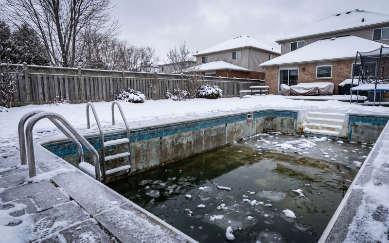 Piscina pierde agua en invierno: ¿es normal?