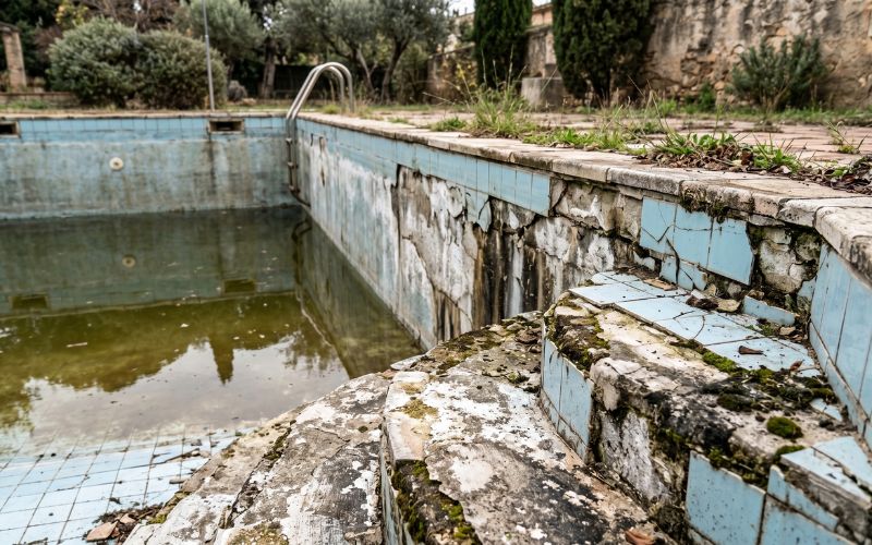 deterioro de impermeabilización en piscina antigua