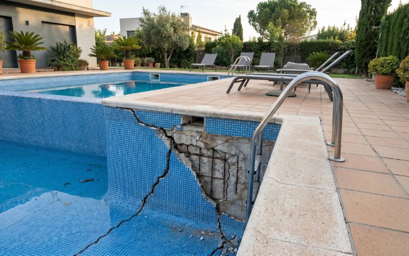 grieta provocada por asentamiento en piscina