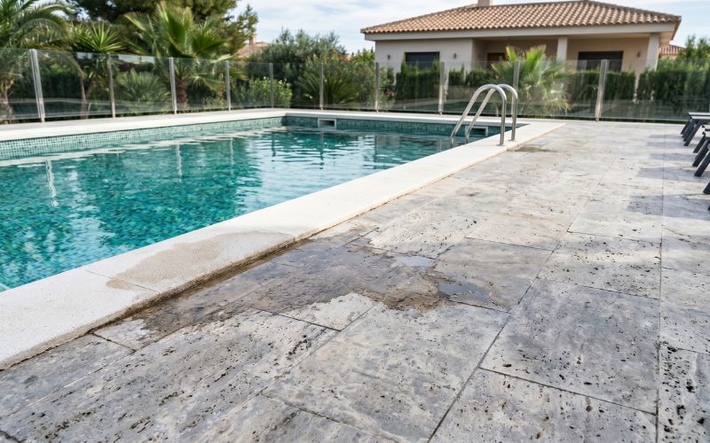 humedad alrededor de piscina por filtración en el vaso