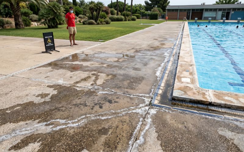 humedad alrededor de piscina por problema de impermeabilización