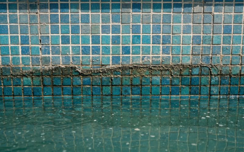 marca del nivel de agua en una piscina con fuga