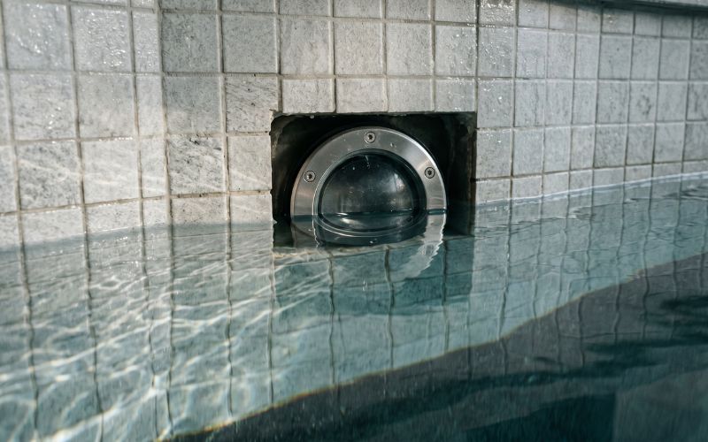 nivel estabilizado por una fuga en piscina