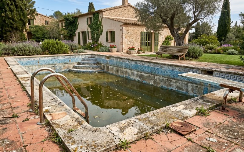 piscina antigua con materiales envejecidos