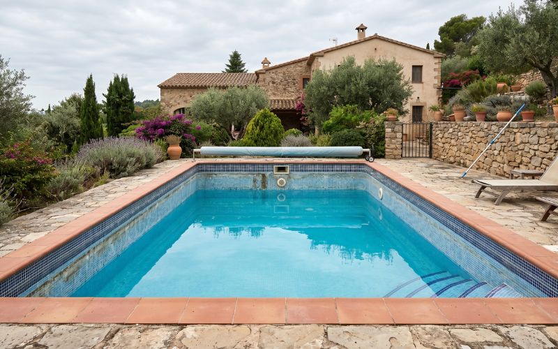piscina residencial con un descenso anormal del nivel de agua