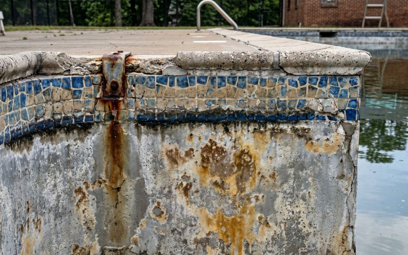 revestimiento de piscina con signos de desgaste